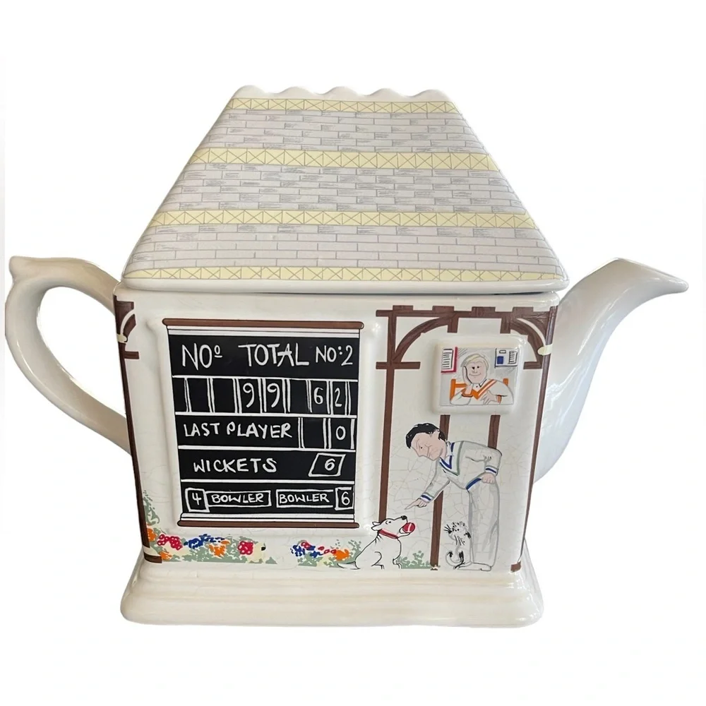 ❤️🫖 Wade vintage porcelain cricket/bowler inspired teapot excellent condition!